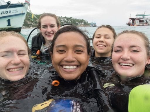 Loop Abroad students diving