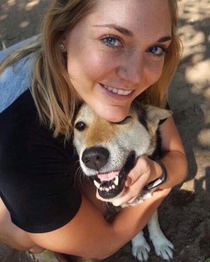 Loopabroad internship program. Woman hugging a dog 